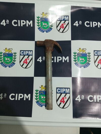 Imagem da notícia Homem é preso após atacar irmão e cunhada com martelo em Chapadão do Sul